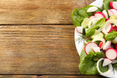 Taze sebze salatası.