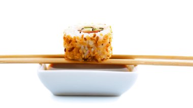 Sos ve üzerinde beyaz izole ahşap sopa ile rulo