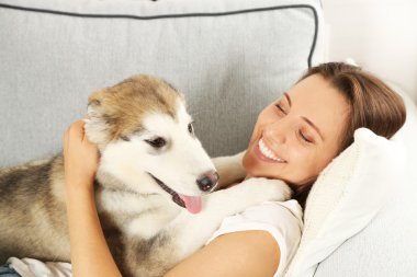 Kadın malamute köpeğiyle yalan