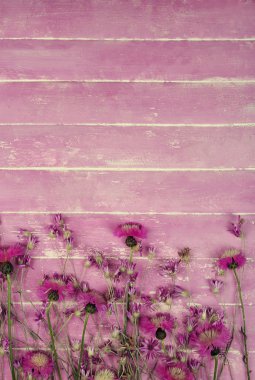 ahşap masa üzerinde kır çiçekleri