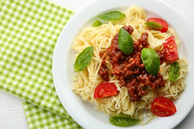 Beyaz tabak spagetti Bolonez