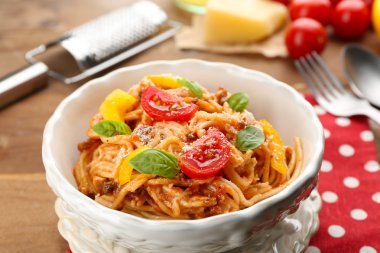 Spagetti Bolonez parmesan ile