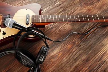 Elektro gitar mikrofon ve kulaklık üzerinde ahşap masa ile yakın çekim