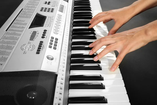 Kobieta gra syntezator — Zdjęcie stockowe