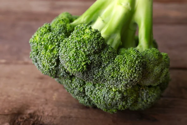 Broccoli freschi su fondo di legno — Foto Stock