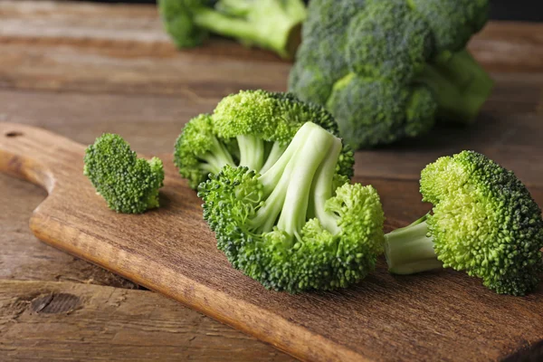 Brokoli segar di meja kayu tutup — Stok Foto