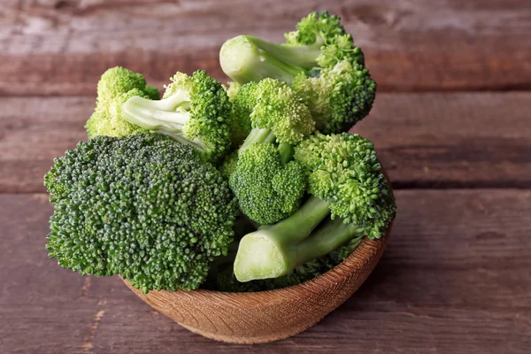 Brocoli frais dans un bol sur une table en bois fermer — Photo