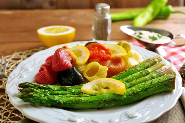 Geroosterde asperges op tafel — Stockfoto