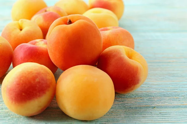 Ripe apricots on wooden table close up — Stock Photo, Image