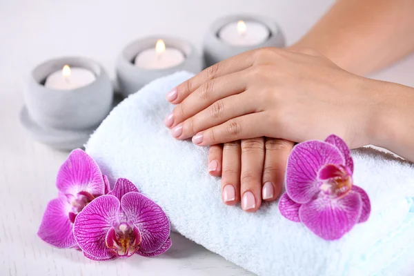 Las manos de mujer con manicura francesa —  Fotos de Stock