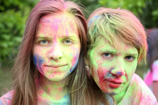 Νέοι Άνθρωποι Γιορτάζουν Holi Φεστιβάλ Χρώμα Στο Πάρκο — Φωτογραφία Αρχείου