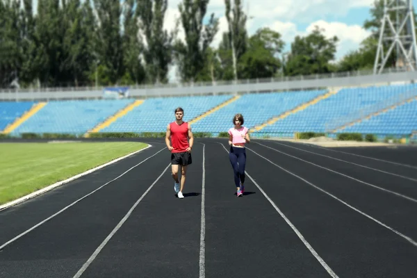 Giovani che fanno jogging allo stadio — Foto Stock