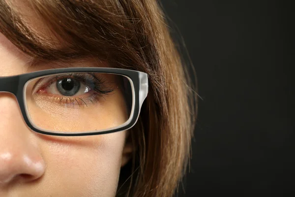 Aantrekkelijke jonge vrouw met een bril — Stockfoto