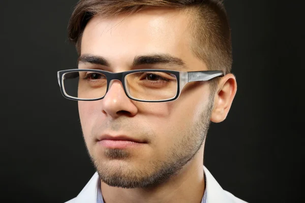 매력적인 젊은 남자 안경 — 스톡 사진