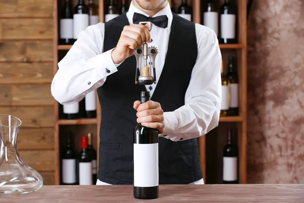 Barman werken aan balie — Stockfoto