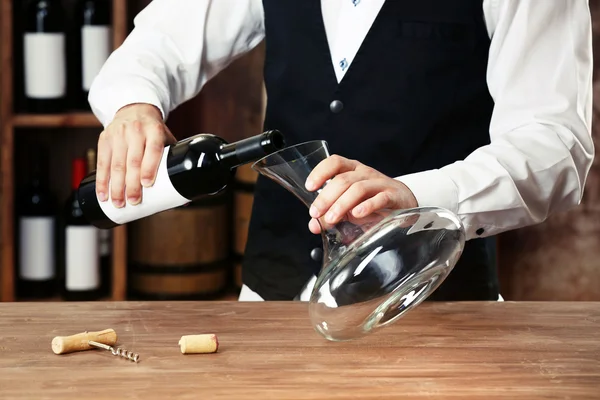 Barista che lavora al bancone — Foto Stock