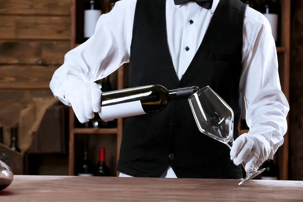 Bartender working at counter — Stock Photo, Image