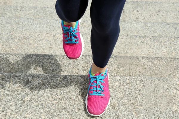 Joven mujer corriendo — Foto de Stock