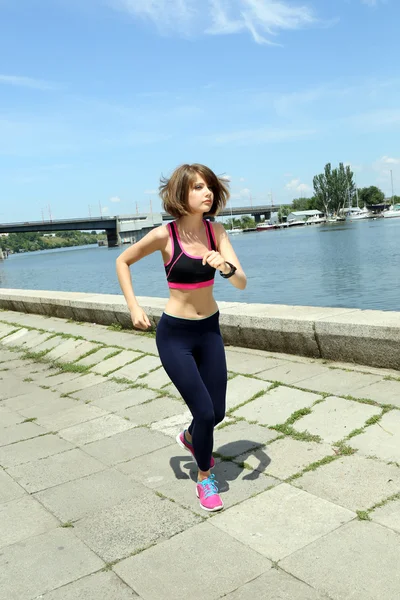 Jonge vrouw joggen — Stockfoto