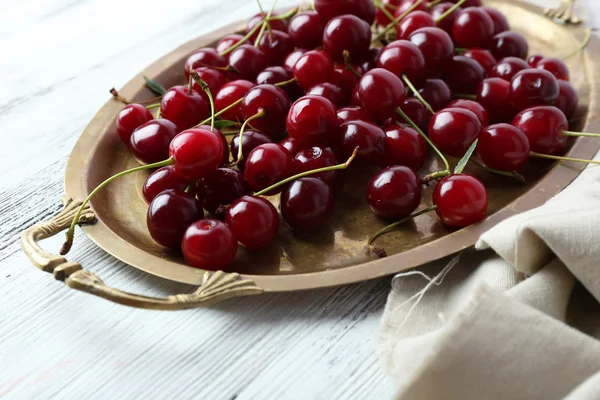 Cherries on tray, on wooden background — Stock Photo, Image