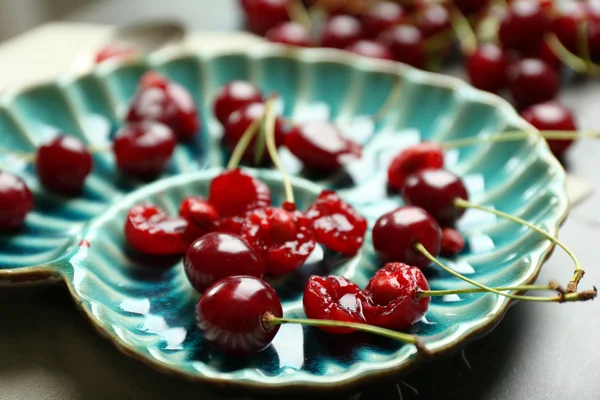 Cerejas doces no prato, no fundo escuro — Fotografia de Stock