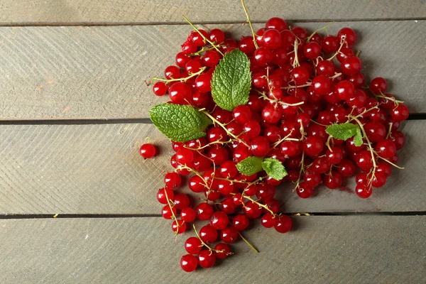 Groseille rouge mûre sur fond en bois — Photo