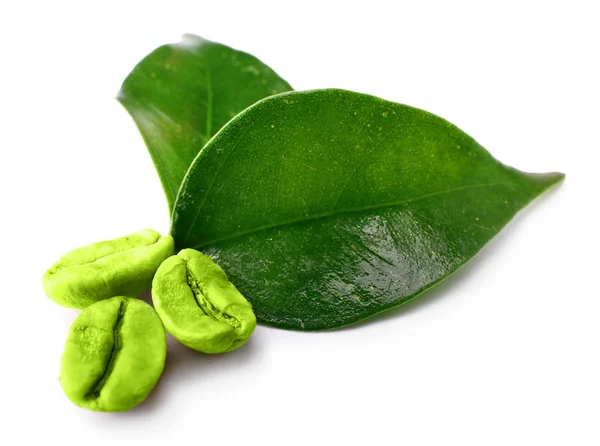 白で隔離の葉で緑のコーヒー豆 — ストック写真
