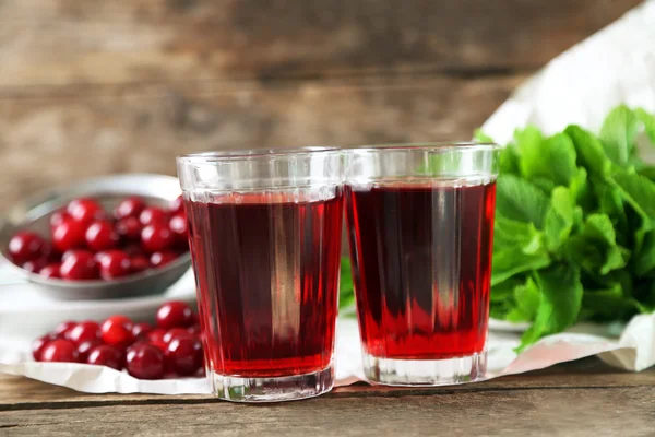 Jugo de cereza en la mesa — Foto de Stock