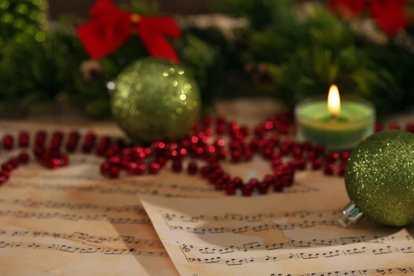 Weihnachtsdekoration auf Notenblättern, Nahaufnahme — Stockfoto