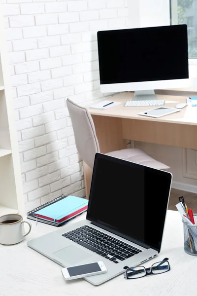 Lugar de trabajo con ordenador en la oficina — Foto de Stock