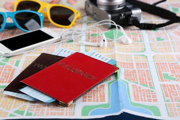 Óculos de sol, passaporte e mapa, de perto. Preparação para o conceito de viagem — Fotografia de Stock