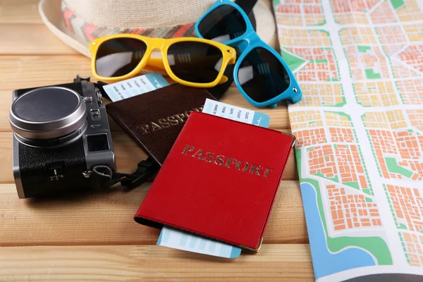 Óculos de sol, passaporte e mapa, de perto, sobre fundo de madeira. Preparação para o conceito de viagem — Fotografia de Stock