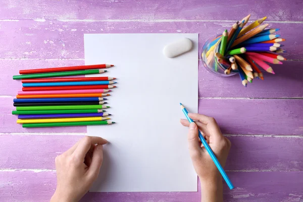 Hand met kleur potloden — Stockfoto