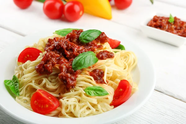 Espaguete Bolonhesa na placa branca — Fotografia de Stock