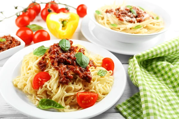 Spaghete Bolognese pe placă albă — Fotografie, imagine de stoc