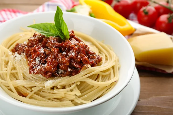 Spaghetti bolognese z parmezanem — Zdjęcie stockowe