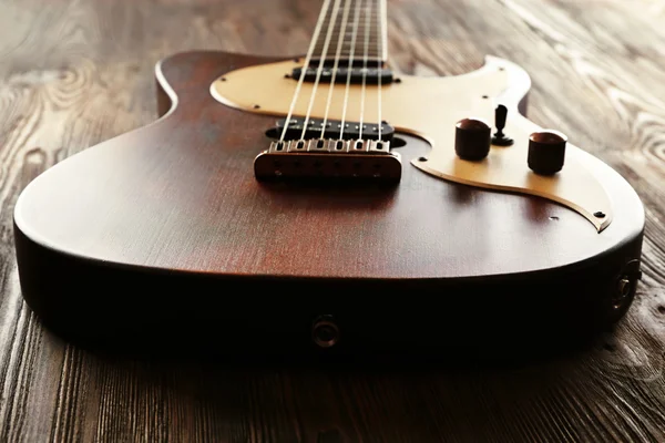Gitara elektryczna na drewnianym stole zbliżenie — Zdjęcie stockowe