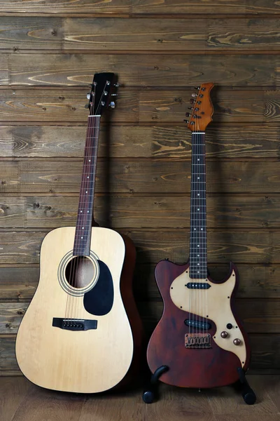 Guitarras eléctricas y acústicas sobre fondo de madera —  Fotos de Stock