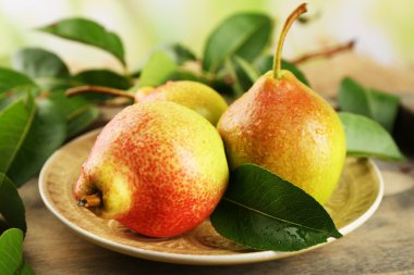 Ahşap masa, closeup üzerinde taze armut