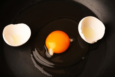 Siyah pan arka plan üzerinde yumurta şifreli