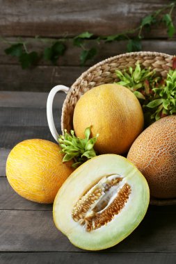 Olgun karpuz sepeti masada yeşil yaprakları ile yakın çekim