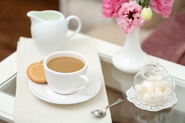 Kahve masada oturma odasında