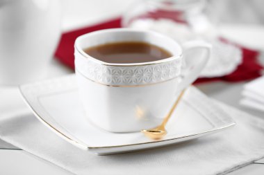 Tabloda çay kapatır