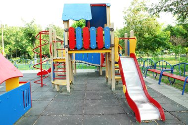 Parkta renkli çocukların oyun parkı