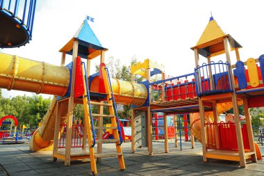 Parkta renkli çocukların oyun parkı