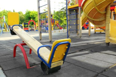 Çocuk oyun park alanında boş salıncağa