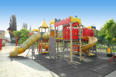 Parkta renkli çocukların oyun parkı