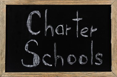 Charter okulları kara tahta yazılı