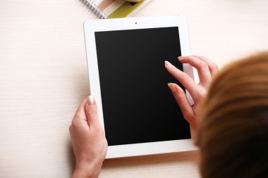 Dijital tablet üzerinde çalışma alanı kullanan kadın yakın çekim