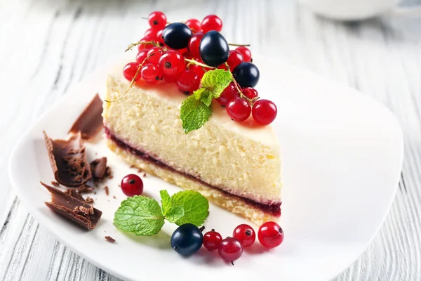 Heerlijke cheesecake met bessen — Stockfoto